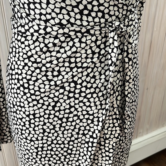 ✨HOST PICK✨ DIANE VON FURSTENBERG SILK BLK AND WHITE PRINT WRAP DRESS - SIZE 4 - Picture 7 of 8